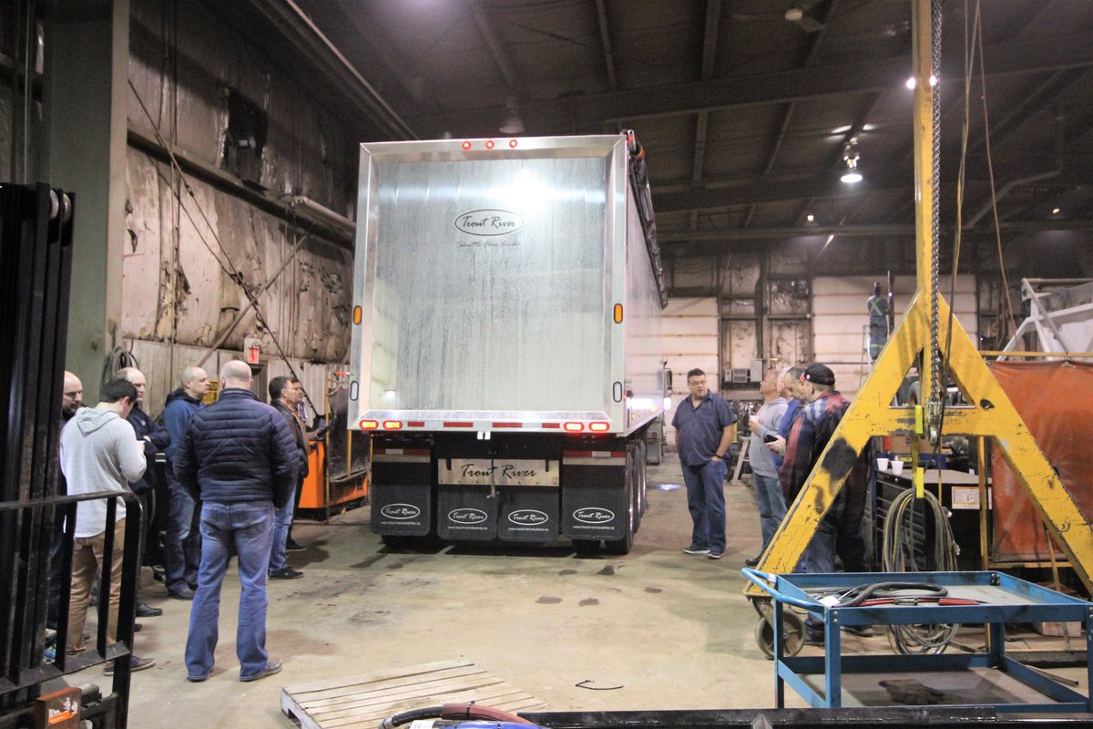 Summit_Trailer's tweet photo. #ThrowBackThursday to when @TroutRiverPE came and did a demo of their #ShuttleFloor!
#tbt #trailer #demo #TroutRiver https://t.co/mdosu4MF7K