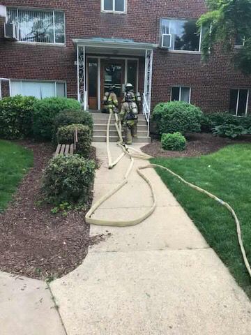 ArlingtonVaFD's tweet photo. E101 was out practicing hose stretches with their rookie today. An efficient stretch helps get water 2 the fire faster. Each building has it's own challenges so it's important to practice. (Hard 2 tell who's the rookie when the whole crew wears their gear.)🤔#practicethebasics https://t.co/H1kkiBhdFl