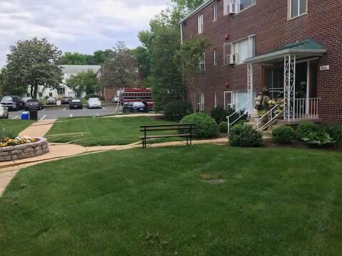 ArlingtonVaFD's tweet photo. E101 was out practicing hose stretches with their rookie today. An efficient stretch helps get water 2 the fire faster. Each building has it's own challenges so it's important to practice. (Hard 2 tell who's the rookie when the whole crew wears their gear.)🤔#practicethebasics https://t.co/H1kkiBhdFl