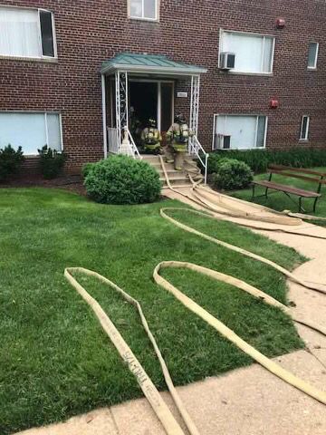 ArlingtonVaFD's tweet photo. E101 was out practicing hose stretches with their rookie today. An efficient stretch helps get water 2 the fire faster. Each building has it's own challenges so it's important to practice. (Hard 2 tell who's the rookie when the whole crew wears their gear.)🤔#practicethebasics https://t.co/H1kkiBhdFl