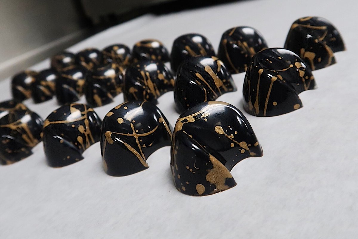 mnegron672's tweet photo. Gold always makes things look good!!!
.
.
.
#chocolate #bonbons #darkchocolte #black #gold #cacaobarry #dessert #dessertart #dessertporn #foodie #foodporn #pastrychef #cheflife #art #fun #delicious #love #pavonitalia #canong7xmarkii #canonphotography #chefvenus10 https://t.co/7SlDtN1mgQ