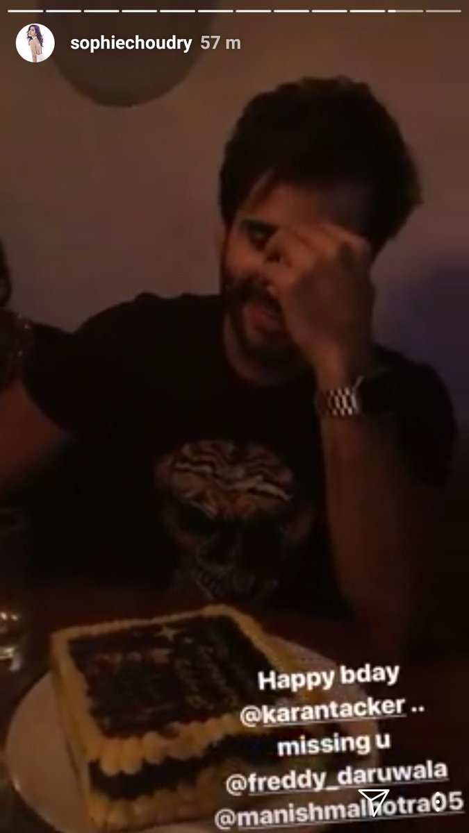 ZannatResala's tweet image. The fact is that now Karan's family &amp;amp; friends have given her all the rights to sit right next to him &amp;amp; that too so close even at his birthday party💃💃
&amp;amp; KD's behaviour was just like a perfect life partner for KT not a gf wali guys😉
#Kryan May Allah protect them from evils👀☄