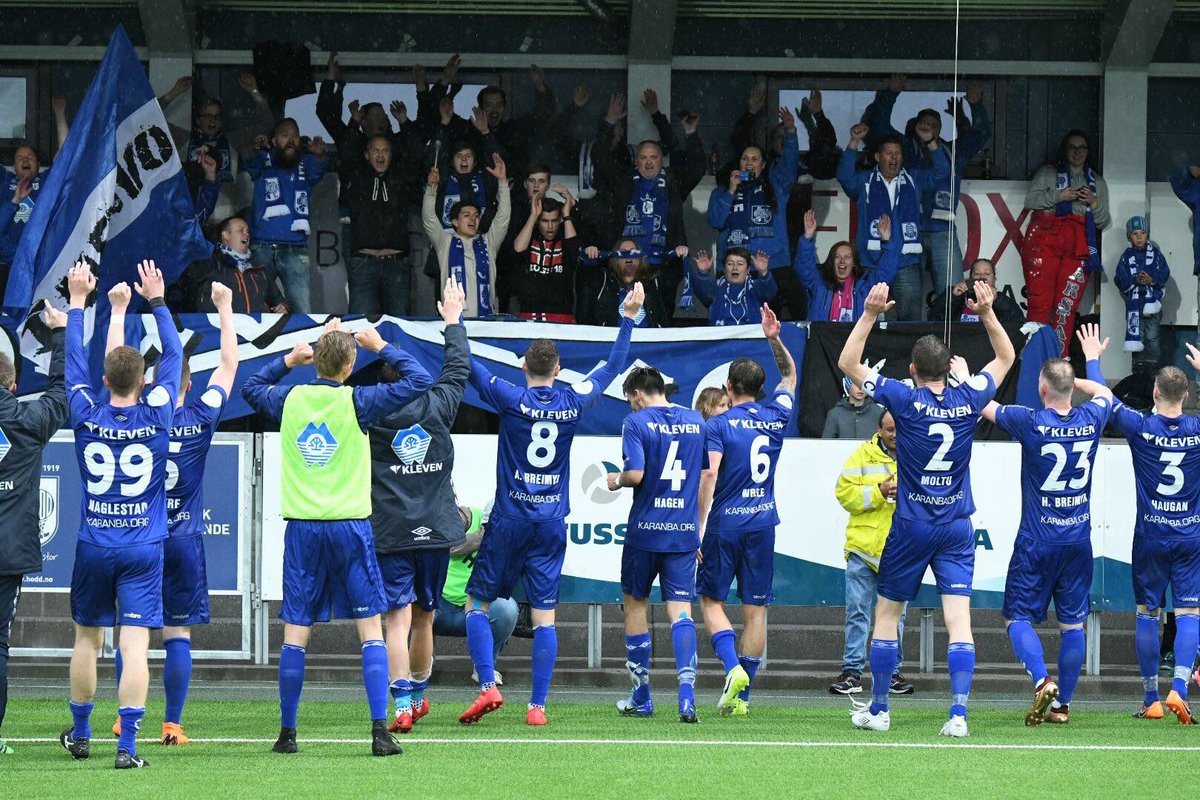 HoddFotball's tweet photo. Fantastisk 2-0 siger over @KristiansundBK!
Klar for 4.runde i NM 👏🏻👏🏻⚽️
FOTO: Arne Flatin, Hødd Fotball
#hødd #kristiansundbk #høddvoll #nmcupen2018 https://t.co/QW3kSD7hGl