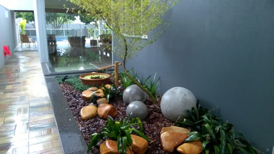 Un #livre d'idées pour rendre plus gai l'entrée de sa maison avec un petit jardin mon.actu.io/r/8r8pp6a