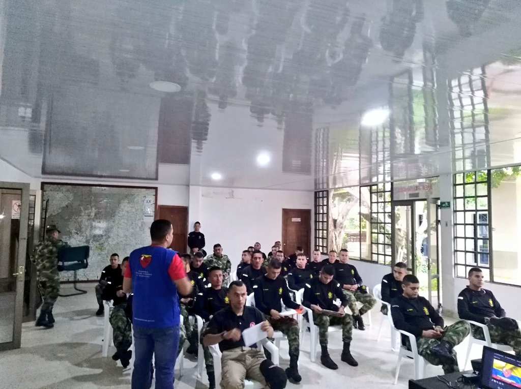 Ejercito_Div6's tweet photo. #AEstaHora se desarrolla capacitación con el Grupo de Antencion Humanitaria al Desmovilizado #GAHD del Batallón Liborio Mejía y el #Bideh1 @Ingenieros_EJC #FeEnColombia #PasiónCaquetá https://t.co/9LrF4t31F5