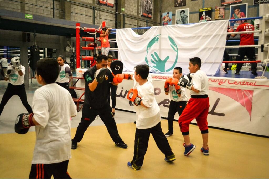 scholasOk's tweet photo. 🇮🇹 In #Messico si svolge un nuovo programma di #BoxVal (Boxe+Valori) in collaborazione con il Consiglio Mondiale di Boxe. Per promuovere il superamento, lo sforzo e l'impegno attraverso lo sport. @wbcmoro https://t.co/vSt13cBux0