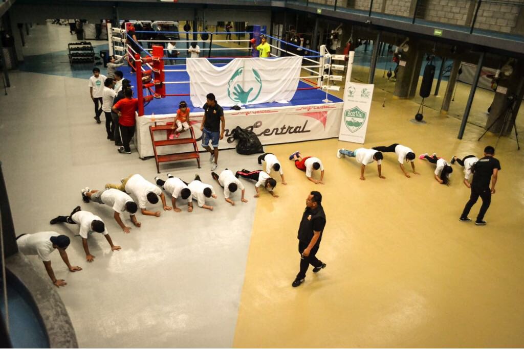 scholasOk's tweet photo. 🇮🇹 In #Messico si svolge un nuovo programma di #BoxVal (Boxe+Valori) in collaborazione con il Consiglio Mondiale di Boxe. Per promuovere il superamento, lo sforzo e l'impegno attraverso lo sport. @wbcmoro https://t.co/vSt13cBux0
