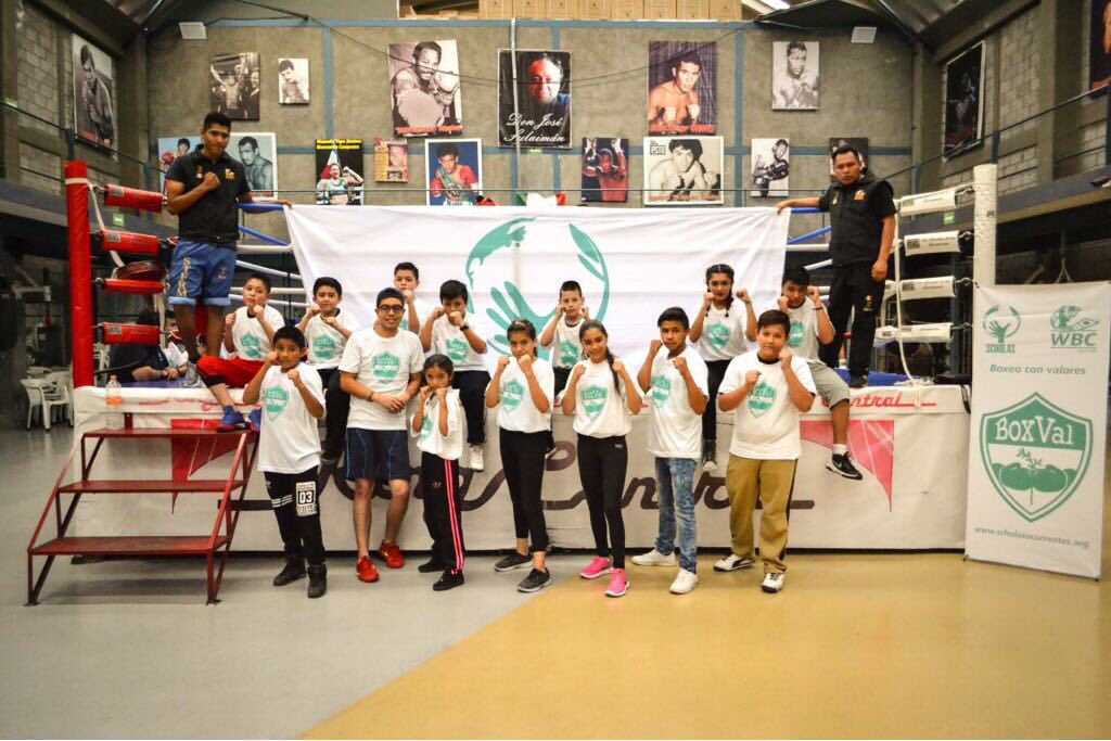 scholasOk's tweet photo. 🇮🇹 In #Messico si svolge un nuovo programma di #BoxVal (Boxe+Valori) in collaborazione con il Consiglio Mondiale di Boxe. Per promuovere il superamento, lo sforzo e l'impegno attraverso lo sport. @wbcmoro https://t.co/vSt13cBux0