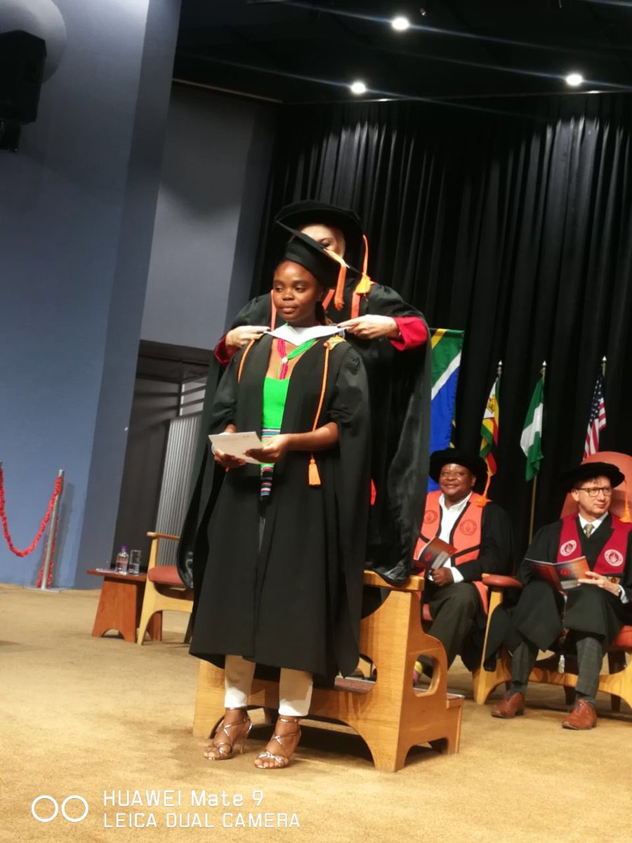 bleq_barbiie's tweet photo. When intelligence meets character 👩🎓🎓. This is for you, mom & dad. #ujgrad2018 ujgrad2018 #ujalumni #mukololo👸 #recordtime https://t.co/ThRHNaAZnL