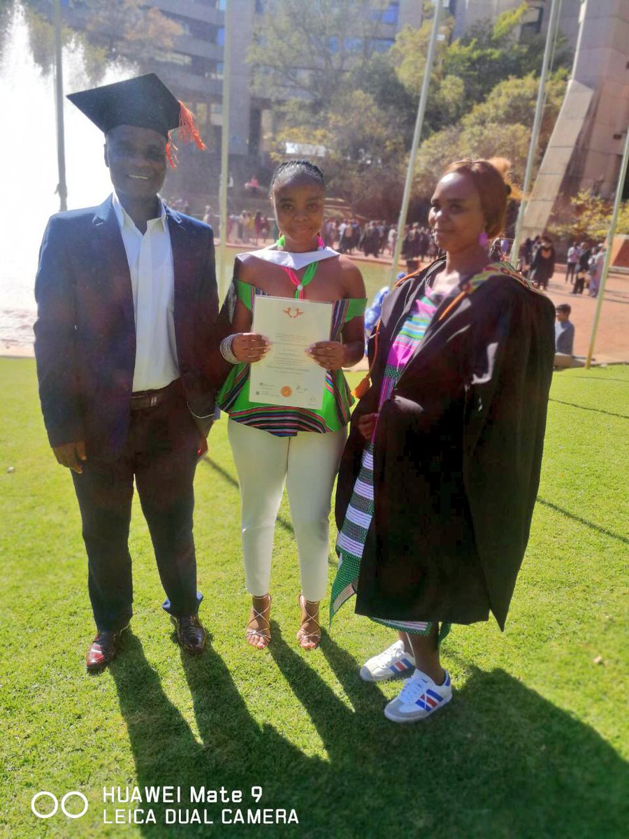 bleq_barbiie's tweet photo. When intelligence meets character 👩🎓🎓. This is for you, mom & dad. #ujgrad2018 ujgrad2018 #ujalumni #mukololo👸 #recordtime https://t.co/ThRHNaAZnL