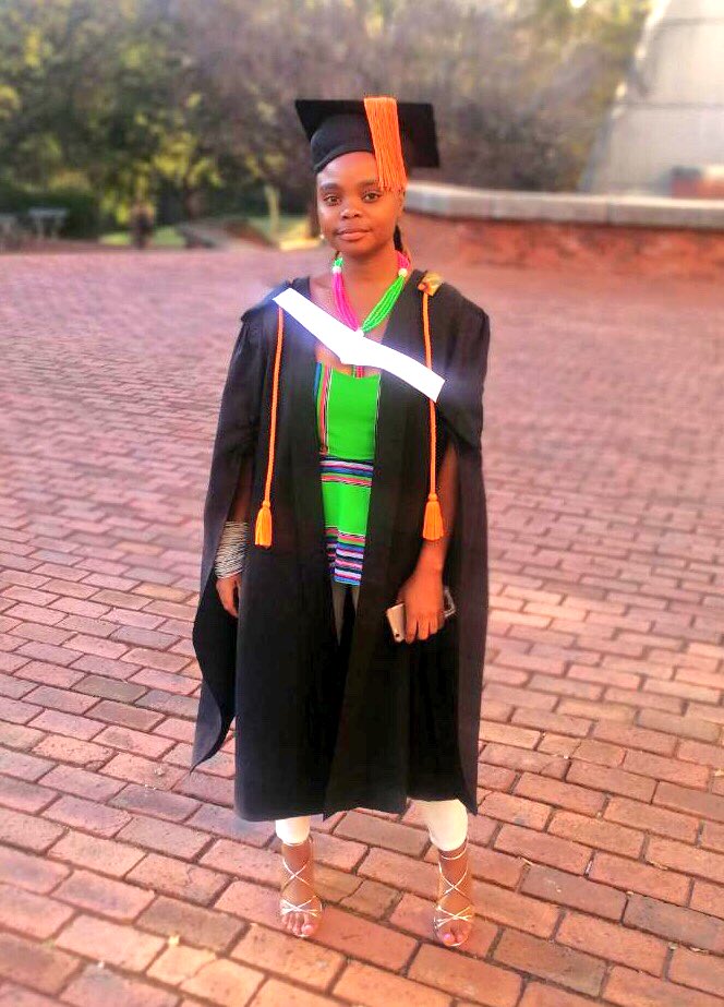 bleq_barbiie's tweet photo. When intelligence meets character 👩🎓🎓. This is for you, mom & dad. #ujgrad2018 ujgrad2018 #ujalumni #mukololo👸 #recordtime https://t.co/ThRHNaAZnL
