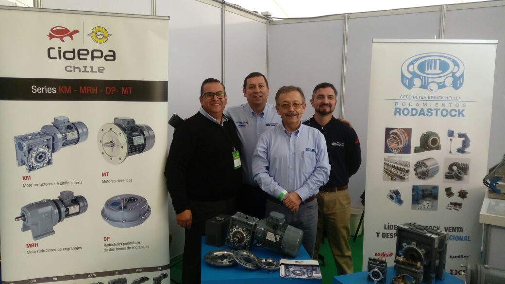 PortalAgroChile's tweet photo. #IFTAgro2018
"Buscamos alianzas  con proveedores que den soluciones cada vez más innovadoras y eficientes para la Agroindustria y en  esta ocasión  presentamos a Cidepa España y Rosta Suiza" nos comentó César González  encargado de Rodastock en @IFTagro 
Foto Equipo https://t.co/Ud0oocAqGb