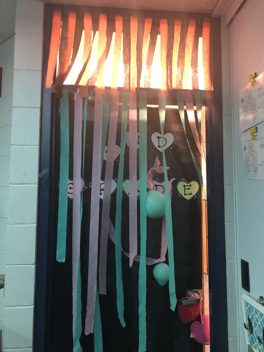 MrsLaneEPS's tweet photo. When you are graduating with your master’s degree and your Ss stay in from recess to throw you a party that they planned all by themselves ❤️ !Congrats @Jpilney05 #relationships #bestyearyet https://t.co/MIEgpkEMEG