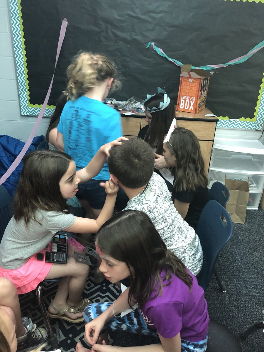 MrsLaneEPS's tweet photo. When you are graduating with your master’s degree and your Ss stay in from recess to throw you a party that they planned all by themselves ❤️ !Congrats @Jpilney05 #relationships #bestyearyet https://t.co/MIEgpkEMEG