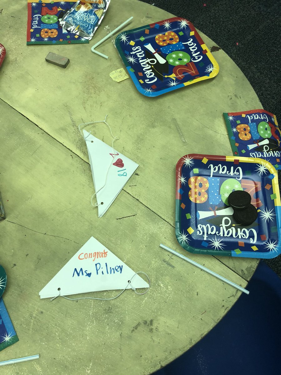 MrsLaneEPS's tweet photo. When you are graduating with your master’s degree and your Ss stay in from recess to throw you a party that they planned all by themselves ❤️ !Congrats @Jpilney05 #relationships #bestyearyet https://t.co/MIEgpkEMEG