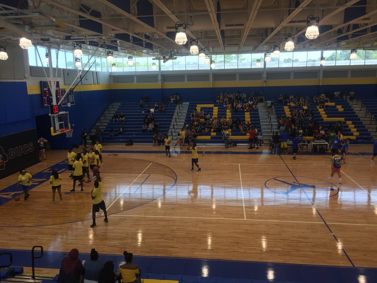LaneySlamJam's tweet photo. Pre game warmup! Who’s gonna win it? https://t.co/HzirjJlIRX