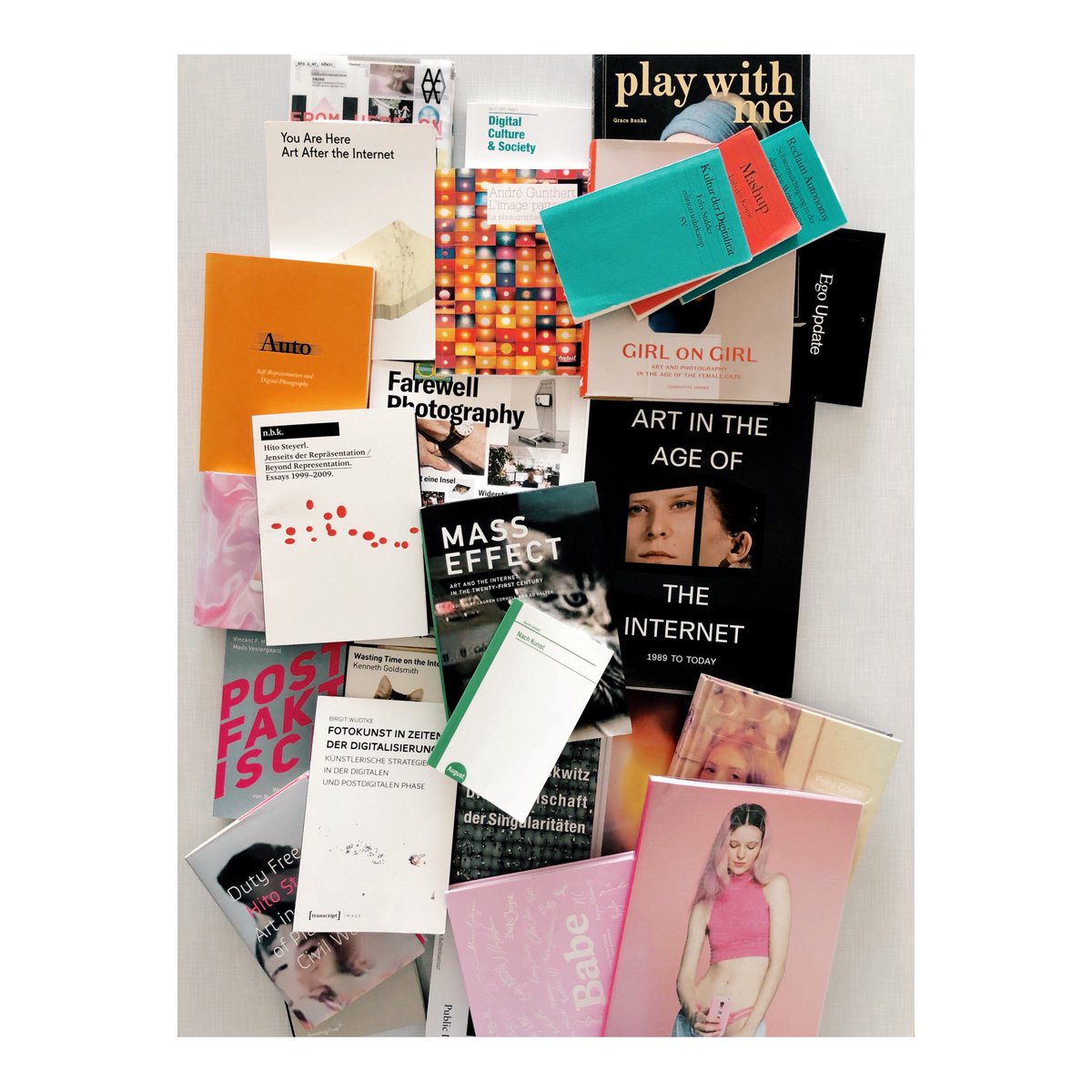postanika's tweet photo. Ich habe eine einführende Literaturliste für Studierende zusammengestellt, die um ein Interview bitten. Antworte auf Mails fortan nur noch mit diesem Foto. 🤷♀️
#mdbkvirtualnormality #virtualnormality_thebook https://t.co/uzF7zUTGoS