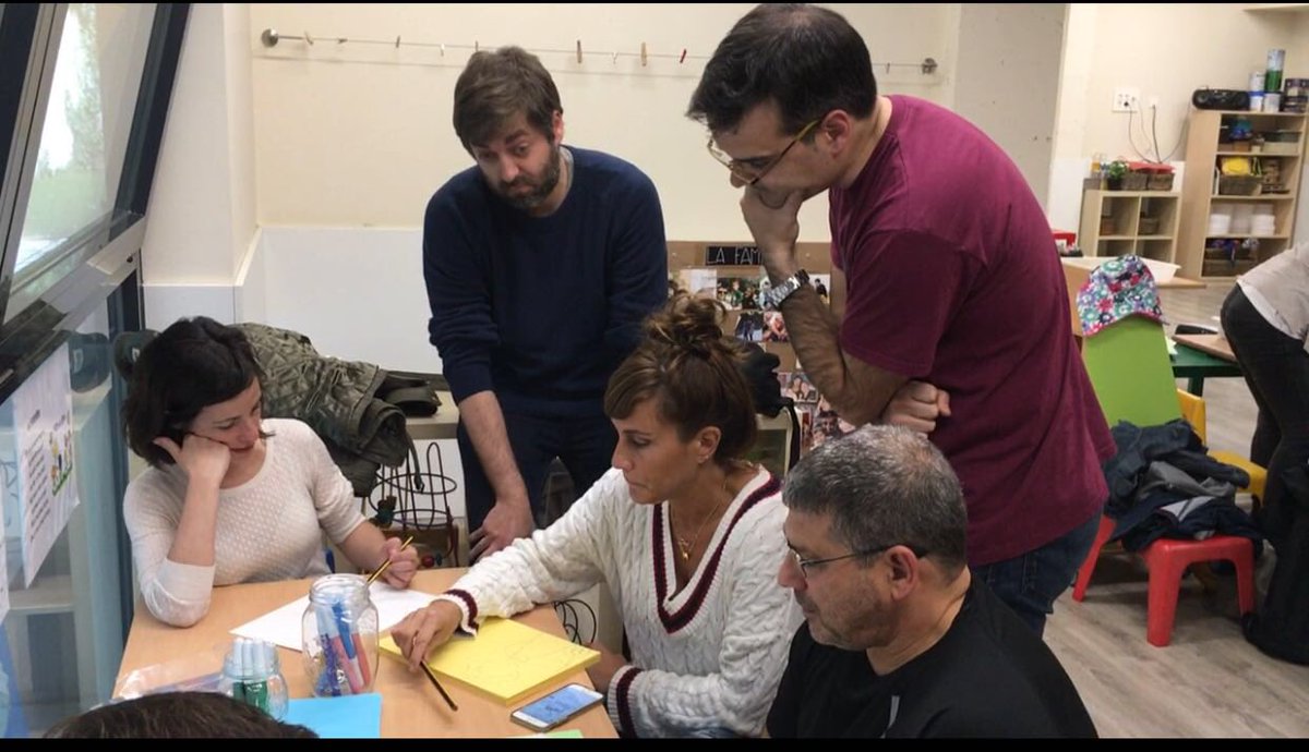 Claullp_s's tweet photo. Reunió de pares activa a Virolai Petit de 1r Cicle. Participem en els projectes d’aula! @EscolaVirolai https://t.co/jX2l5tp4IQ