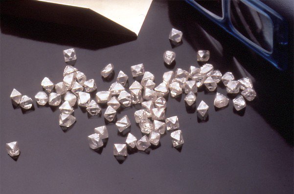 RediminMagazine's tweet photo. #mining $GLD #energy #economy $ES $OIL George Read talks with #SIMEW2018 students about the evolution of the diamond industry, Royal Treasures to Blue Nile in 500 Years! PDAC_Students https://t.co/j7Wa9T5fvx