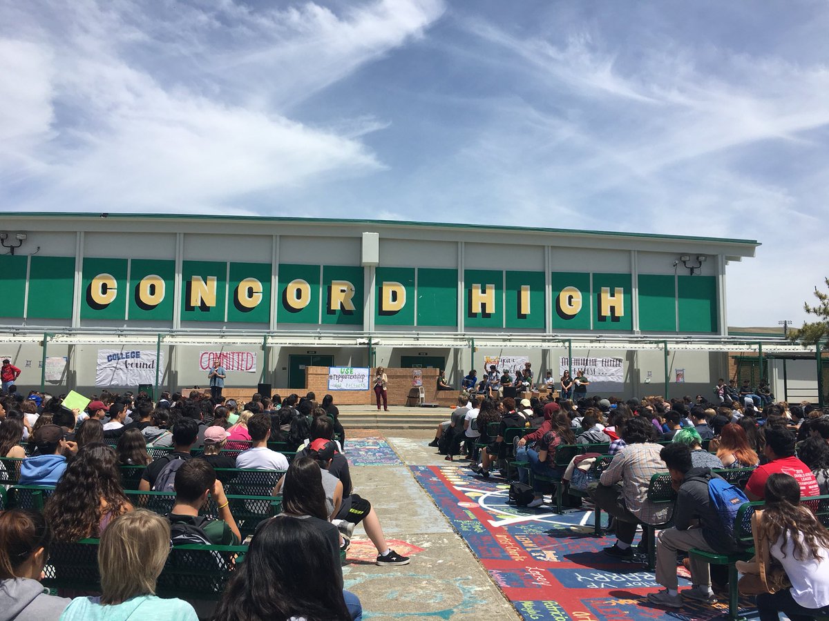concord_high's tweet photo. Celebrating our seniors @concordhigh18 #readyformynextstep https://t.co/HEpzlZr5bp