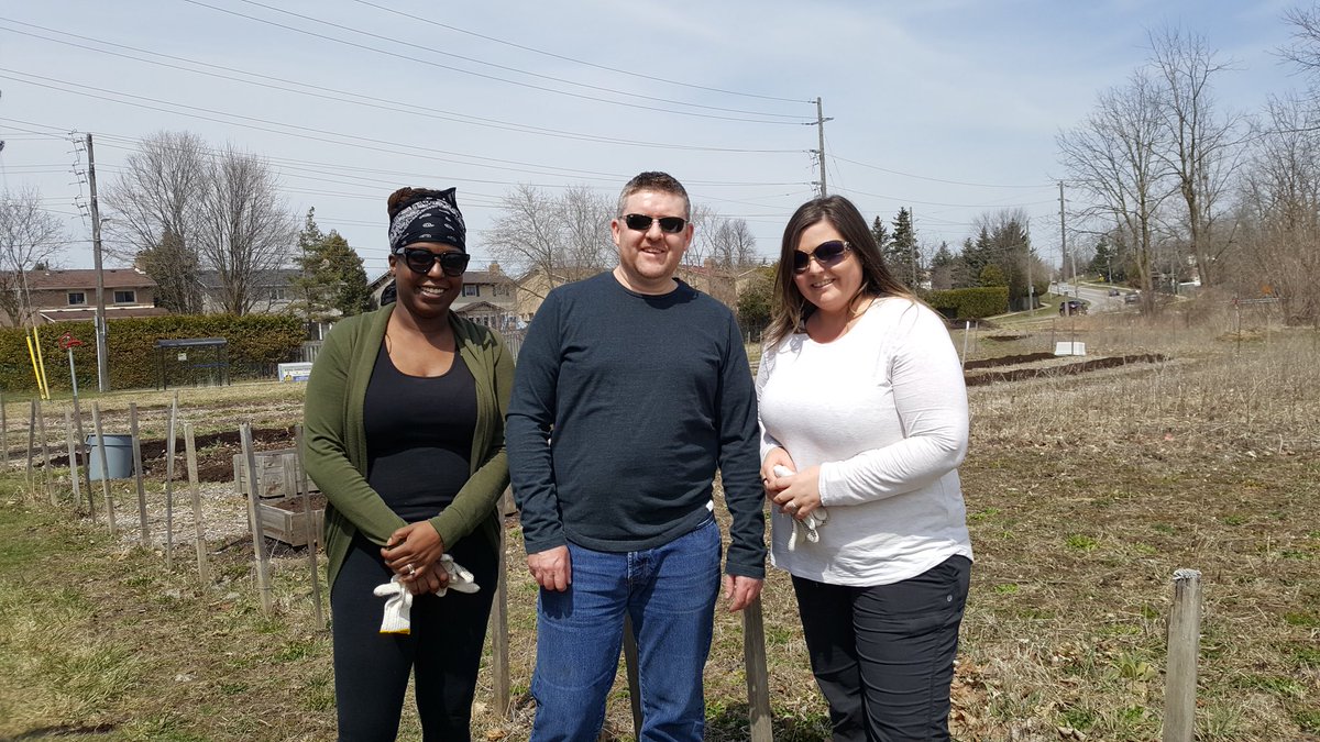 YRFoodNetwork's tweet photo. #GrowbackThursday Sending a huge shout out to @UNFI  for coming to prep our London &amp; Main Community Garden, Friday April 27th!
You worked hard spreading compost, mulching pathways and weeding. Your generous donation of time and muscle helped build this community!
#yrfngratitude https://t.co/9c6x9ugHkc