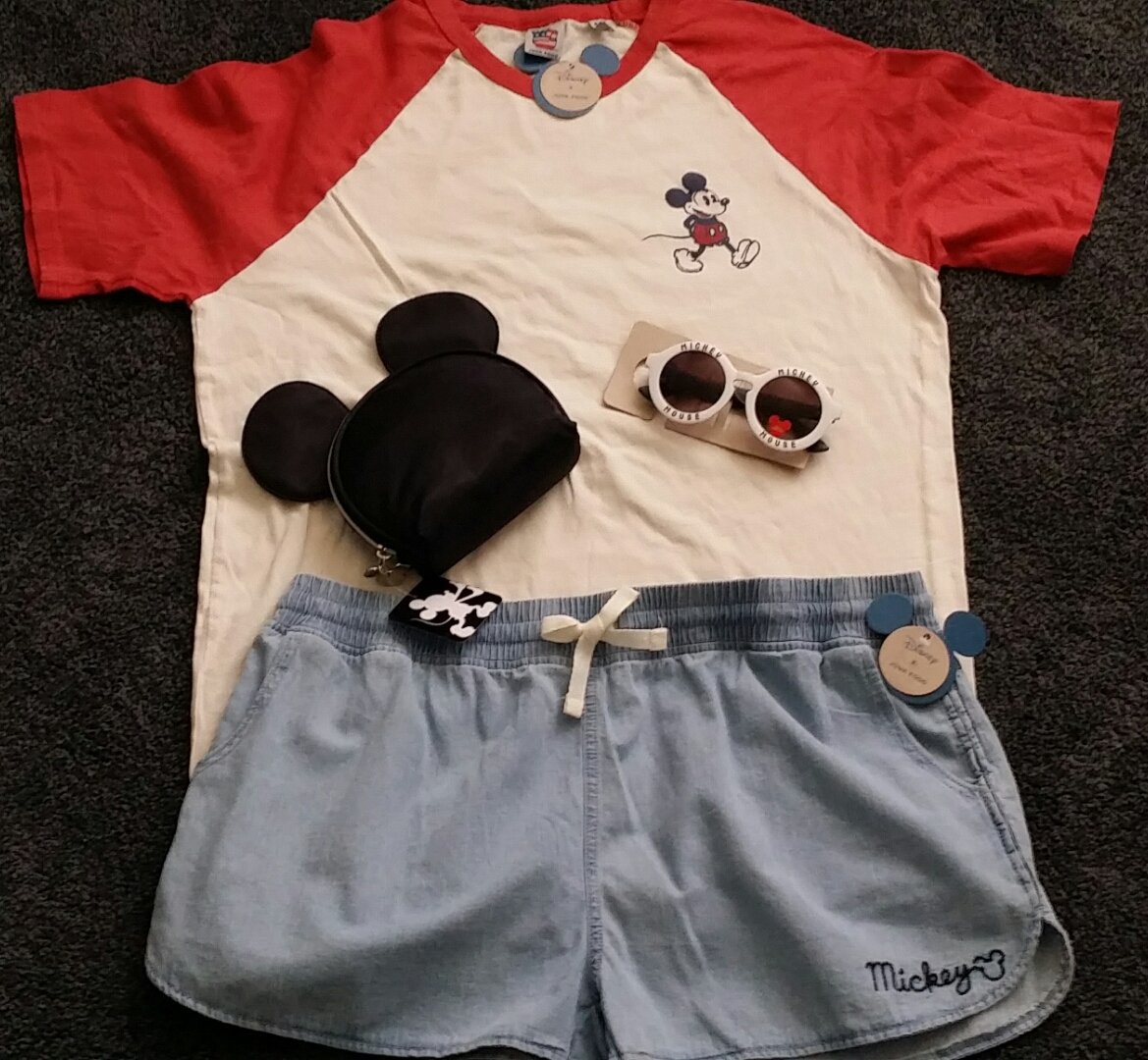 PattiCStyx's tweet photo. #Mickey90 #MickeyMouse @Target
I could've done so much more damage with this but #seasonal isn't set yet! #goodthing This will do for now! #Mickeysunglasses #Mickeymakeupbag #Mickeyshirt #Mickeyshorts #staytuned for updates https://t.co/o5so85TZli