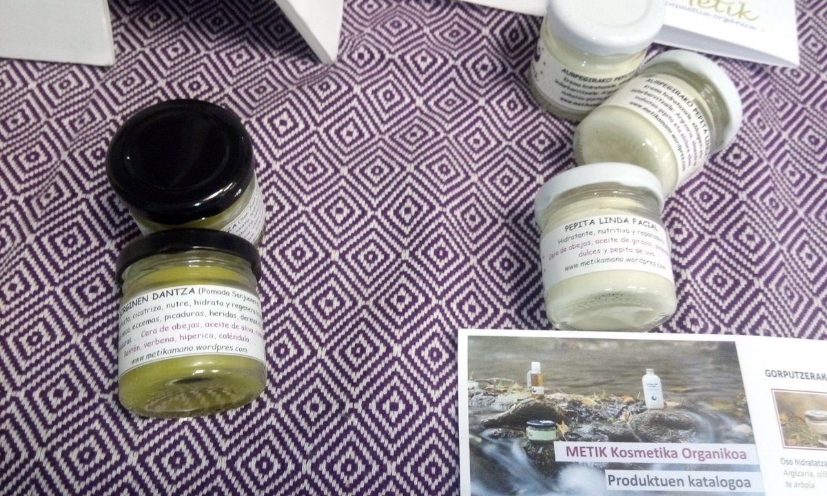 alavamedicus's tweet photo. ¡Esta tarde gracias a #Metik hemos creado nuestras propias cremas naturales con productos de #ComercioJusto! Este ha sido el resultado. Mila esker parte hartu duzuenei! #SomosComercioJusto https://t.co/aWXxeViNkh
