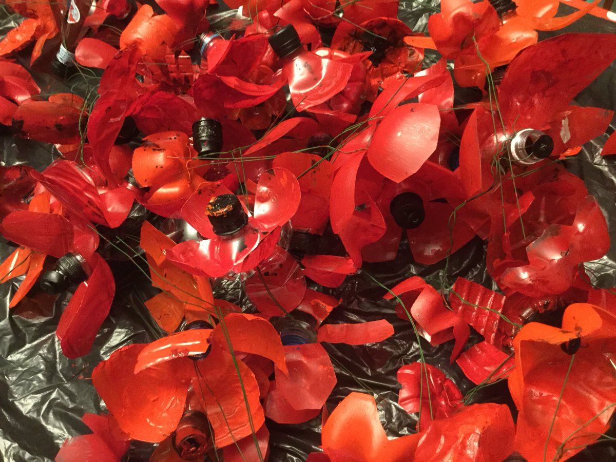 murstonheArt's tweet photo. #Sittingbourne9th #BrownieandGuide #Pack #amazingworkshop 83 #plasticbottle #poppies #communityArts at its best #Thankyou #SwaleinBloom #WW1 #centenary @murstonheArt #poppyproject2018 https://t.co/kscWCut59p
