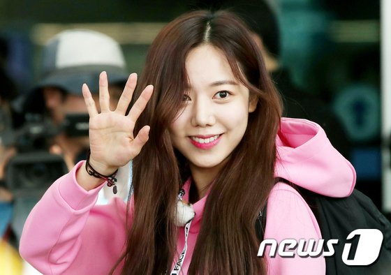 Avipkpoper's tweet photo. [PHOTOS] 180510 [1] #Apink #에이핑크 #Namjoo #김남주 #남주 airport photos from Korea to Malaysia to film 'Law of The Jungle'. #kpop https://t.co/wTGp9O0uCK