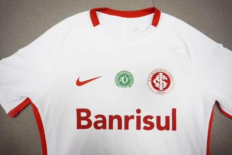 Parabéns, <a href="/ChapecoenseReal/">Chapecoense</a>, pelos 45 anos. Que tenhas muitos anos de glórias e conquistas! #Chape45Anos