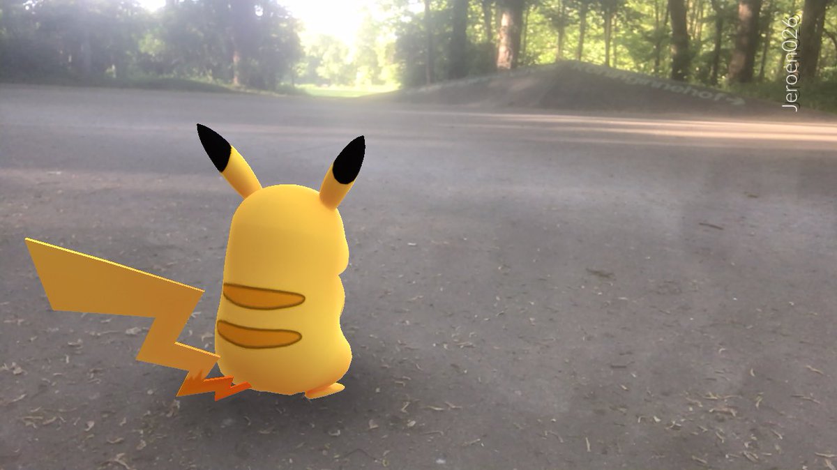 Jeroen026PoGo's tweet image. Today I went to a Pikachu nest and I finally managed to understand how AR+ works haha this is fun 😏👌

#PokemonGO #armode #pikachu