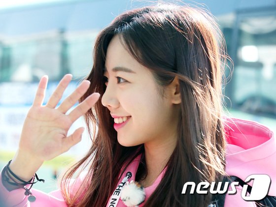 Avipkpoper's tweet photo. [PHOTOS] 180510 [2] #Apink #에이핑크 #Namjoo #김남주 #남주 airport photos from Korea to Malaysia to film 'Law of The Jungle'. #kpop https://t.co/IH9oyU08ss