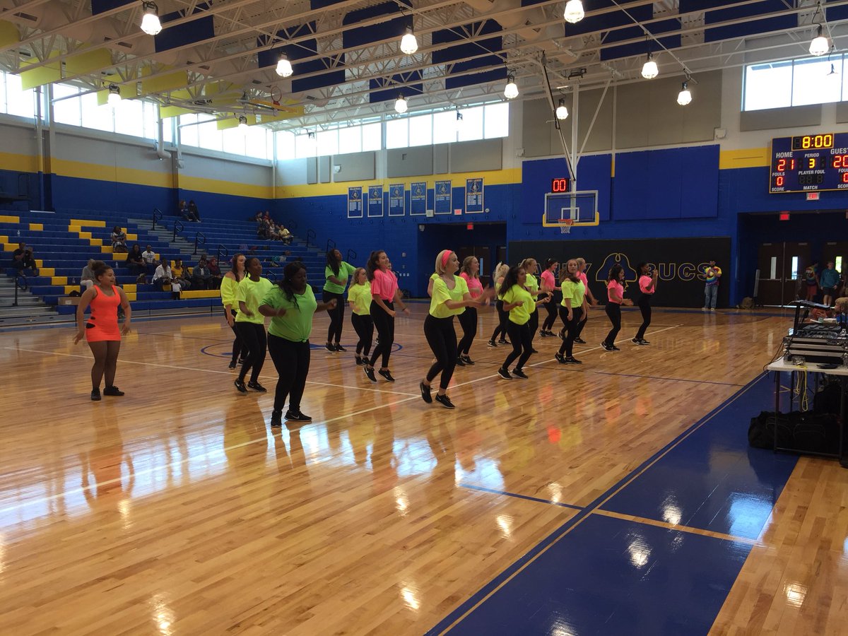 LaneySlamJam's tweet photo. Dance team at halftime https://t.co/k4vC8AVdNP