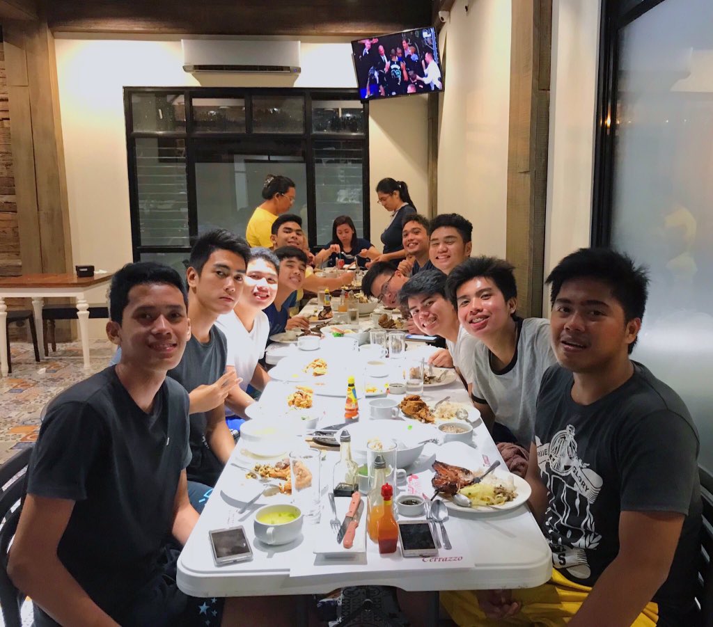 WalterCaldesak's tweet photo. Just the #87ers and I dogging some Chinese food after a hard #practice #grindneverstops #rice #kungpowchicken https://t.co/9sTugIT7J3