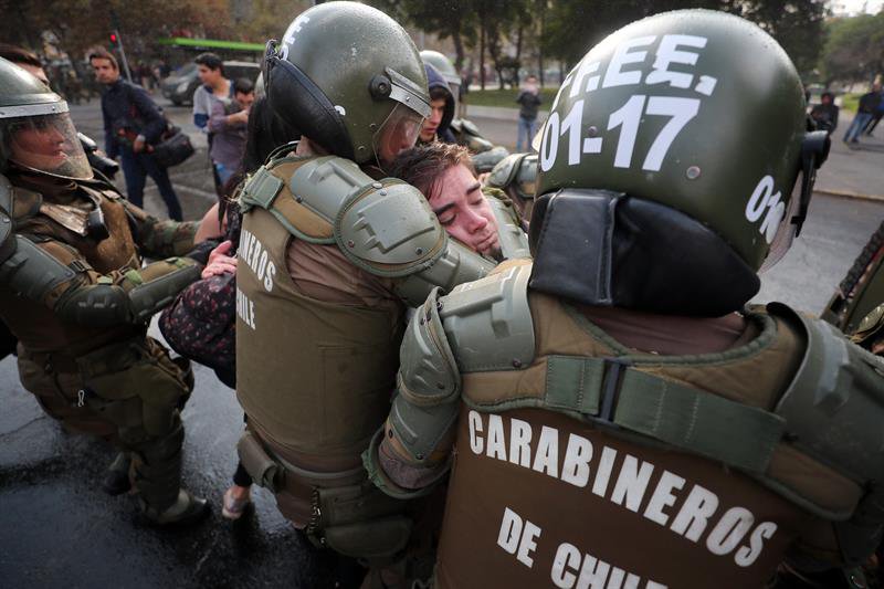 MeridaJoven_org's tweet photo. #silencioInternacional | Un grupo de estudiantes universitarios y de secundaria fue reprimido con gases lacrimógenos por agentes de la policía, durante la segunda gran manifestación en #Chile para exigir educación gratuita, de calidad y no sexista. https://t.co/dBTwKXYrFa
