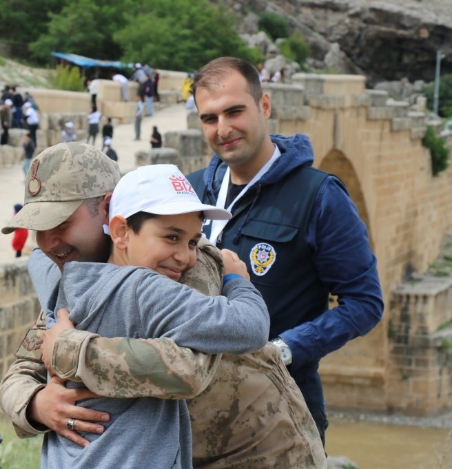 TC_icisleri's tweet photo. Cumhurbaşkanımızın eşi Sn.@EmineErdogan Hanımefendi'nin himayelerinde gerçekleşen #BizAnadoluyuz Projesi kapsamında Kocaeli’den 100 öğrenci kardeşimiz Adıyaman’ı ziyaret ettiler

Böylece #BizAnadoluyuz Projesiyle bugüne kadar toplam 1600öğrencimiz batıdan doğuya ziyarette bulundu https://t.co/TJukzq9A1I
