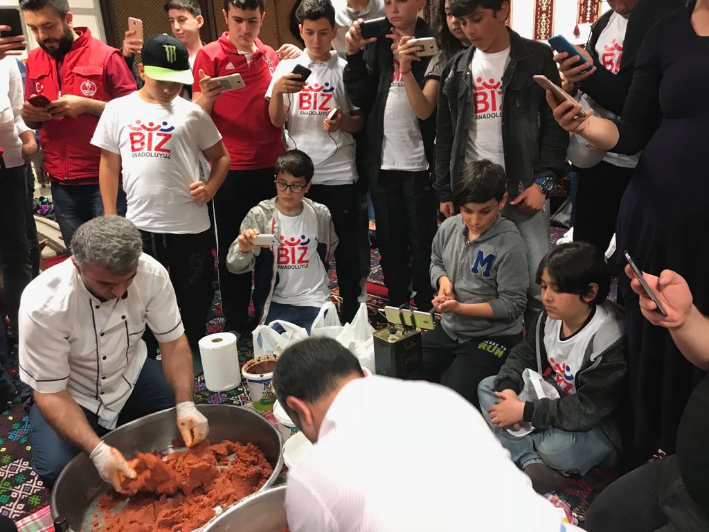 TC_icisleri's tweet photo. Cumhurbaşkanımızın eşi Sn.@EmineErdogan Hanımefendi'nin himayelerinde gerçekleşen #BizAnadoluyuz Projesi kapsamında Kocaeli’den 100 öğrenci kardeşimiz Adıyaman’ı ziyaret ettiler

Böylece #BizAnadoluyuz Projesiyle bugüne kadar toplam 1600öğrencimiz batıdan doğuya ziyarette bulundu https://t.co/TJukzq9A1I