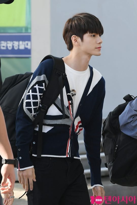 Avipkpoper's tweet photo. [PHOTOS] 180510 #WannaOne #워너원 #seongwoo #옹성우 #성우 airport photos from Korea to Malaysia to film 'Law of The Jungle'. #kpop https://t.co/06Dk1smWIu