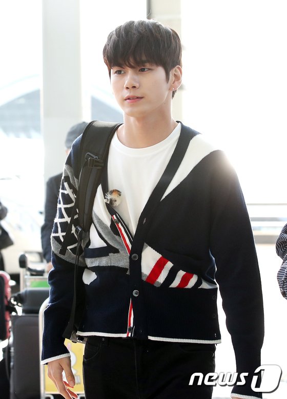 Avipkpoper's tweet photo. [PHOTOS] 180510 #WannaOne #워너원 #seongwoo #옹성우 #성우 airport photos from Korea to Malaysia to film 'Law of The Jungle'. #kpop https://t.co/06Dk1smWIu