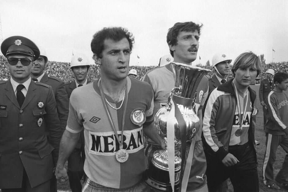 Faydalı bilgi 💥
Fenerbahçe bu akşam 7.Türkiye Kupası'nı almak için çabalarken, Galatasaray 7.Türkiye Kupası'nı aldığında Fatih Terim Galatasaray'da futbolcuydu.