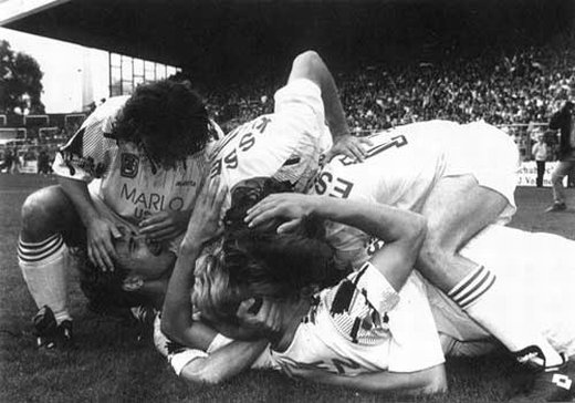 Schalke schlagen. Wie vor 25 Jahren. #rwe1907