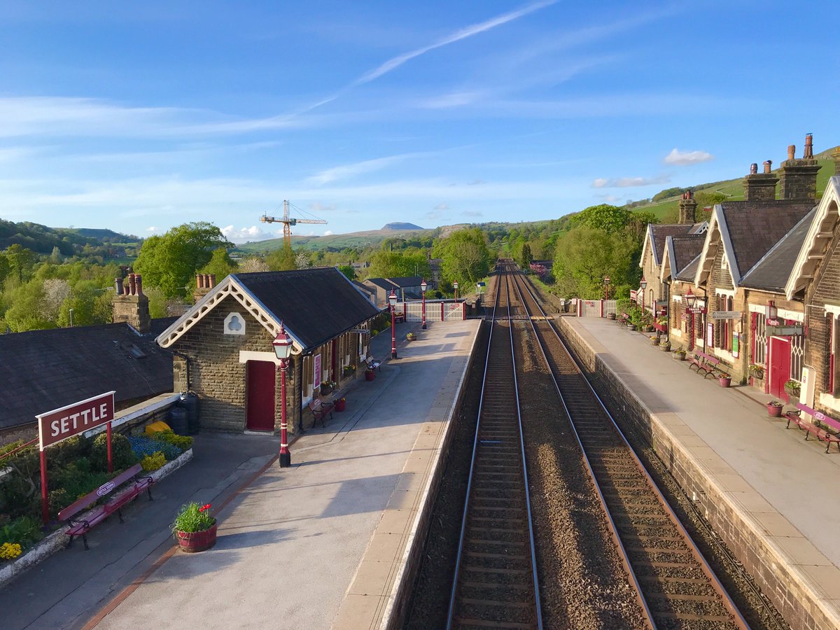 gauberbunkbarn's tweet photo. #settlestation was looking rather lovely this evening. #settlenorthyorkshire #setcarrailway #railways #beautifulevening #northyorkshire https://t.co/SPpI9C4WBA