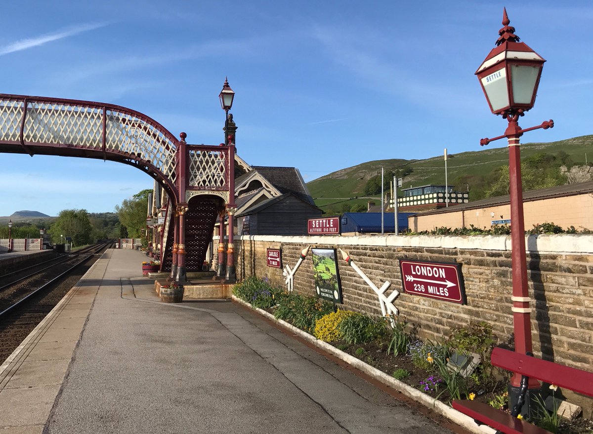 gauberbunkbarn's tweet photo. #settlestation was looking rather lovely this evening. #settlenorthyorkshire #setcarrailway #railways #beautifulevening #northyorkshire https://t.co/SPpI9C4WBA