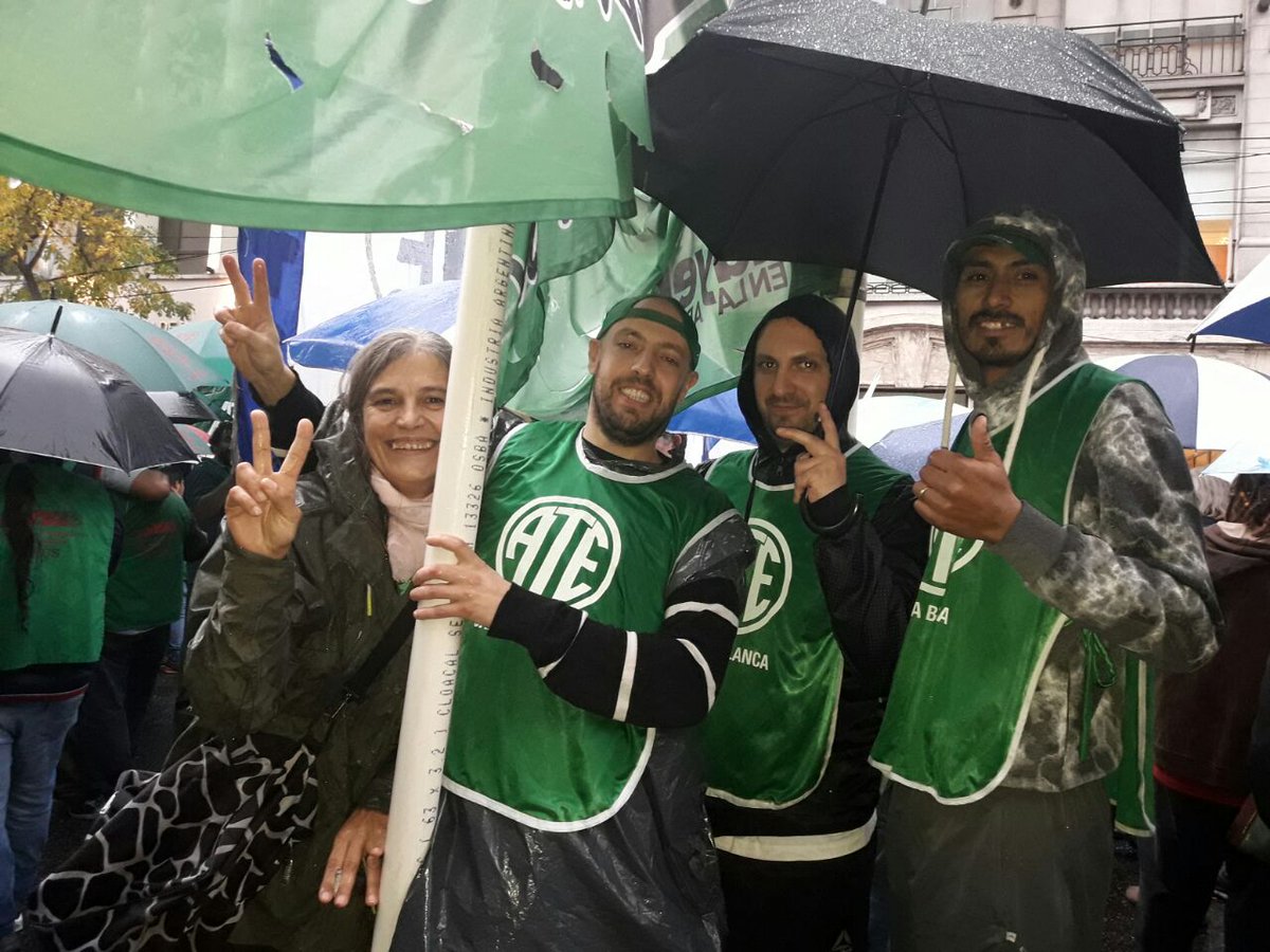 ATE_BahiaBca's tweet photo. A ver que les parece para publicar las foto poniendo esto.

Hoy en el marco del Paro Nacional  delegados y representantes de ATE Bahía Blanca.marcharon juntos con otras delegaciones frente al Congreso por los derechos de todo los trabajadores y un ROTUNDO NO A LA REFORMA LABORAL https://t.co/aKjsI7LIFI