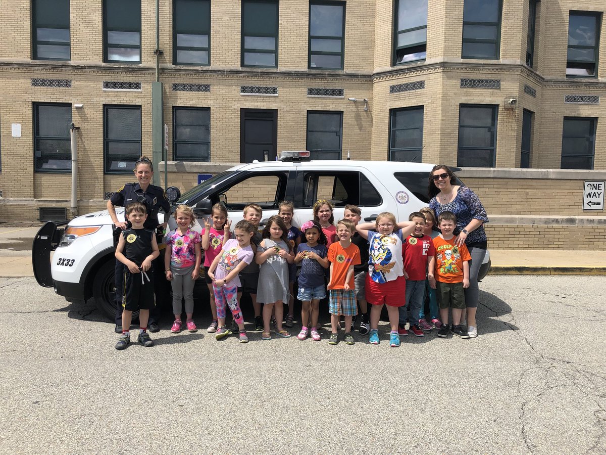 PghZone6's tweet photo. What a wonderful year of learning about police, safety tips, good books with West Liberty K-5, now for a photo op! #police412good @PPSnews https://t.co/rTPKkJfLNJ