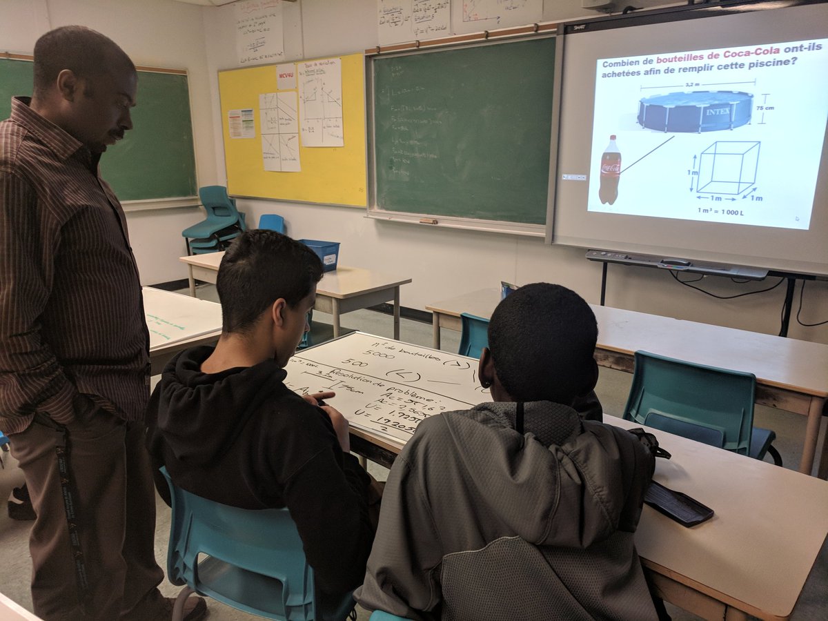 nicolestogaitis's tweet photo. Les élèves de 9e année travaillent sur les tableaux blancs et sur leurs téléphones lors d'une résolution de problème traitant une piscine remplie de Coca-Cola 👍 On travaille les estimations aussi! 👍 #mathfun #ebviamonde @ESEtienneBrule #MathEnTroisTemps https://t.co/4zC2SXHN6L