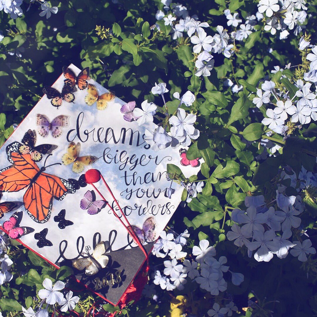 Alondrahuerta15's tweet image. Blessed to have parents that gave up their dreams so my sisters and I could follow our own. Orgullosamente Mexicana porque un papel no demuestra de lo que eres capaz de lograr, esté es el primero de muchos logros 🇲🇽 #undocugrad #storiesofus #thedreamus #DREAMER #futureRN