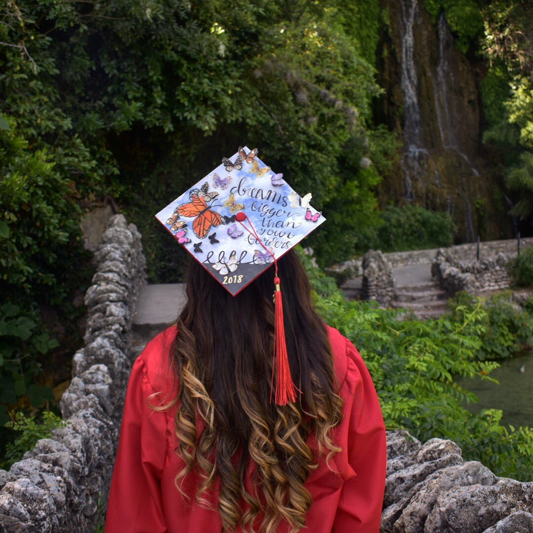 Alondrahuerta15's tweet image. Blessed to have parents that gave up their dreams so my sisters and I could follow our own. Orgullosamente Mexicana porque un papel no demuestra de lo que eres capaz de lograr, esté es el primero de muchos logros 🇲🇽 #undocugrad #storiesofus #thedreamus #DREAMER #futureRN