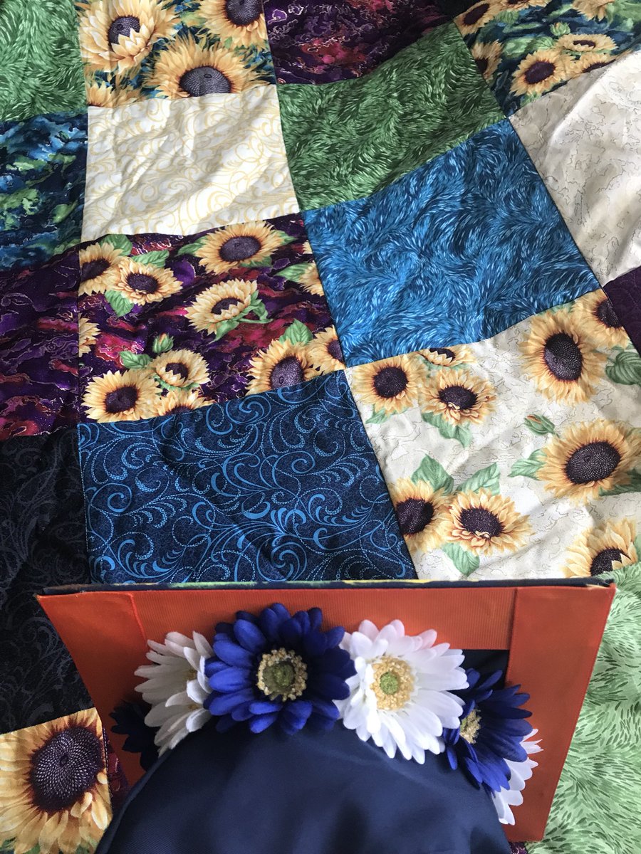 randommandy33's tweet image. I still can’t get over how cute my graduation cap is! Thanks again bestie! @VannyRib 👩🏻‍🎓🌻🎉💙🧡 @UTSA #UTSAGrad18 #utsafirstgen