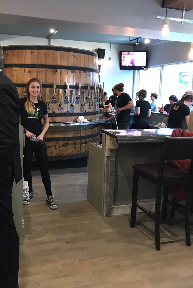 SaguenayLac's tweet image. Nous sommes présentement à l’ouverture officielle du Bistrot Micro du Lac et l’accueil est fantastique! #saglac #cestgeant